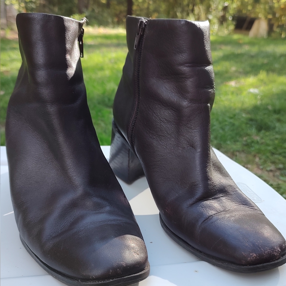 Dark brown boot with heel